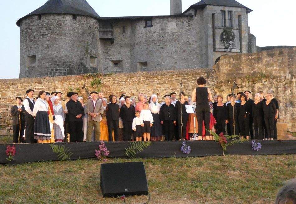 Berehala 20 urte ospatzen dütü Les amis du Chateau alkarteak